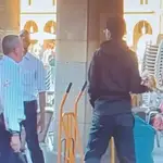 Violenta pelea con sillas y porras en la Plaza Mayor de Salamanca