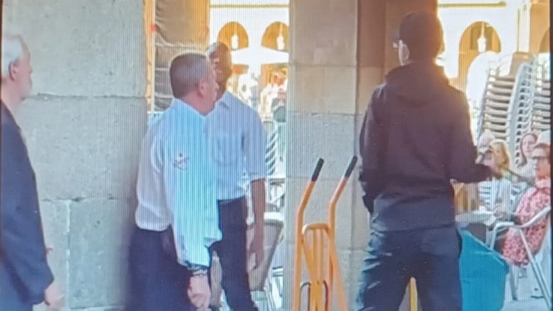 Violenta pelea con sillas y porras en la Plaza Mayor de Salamanca