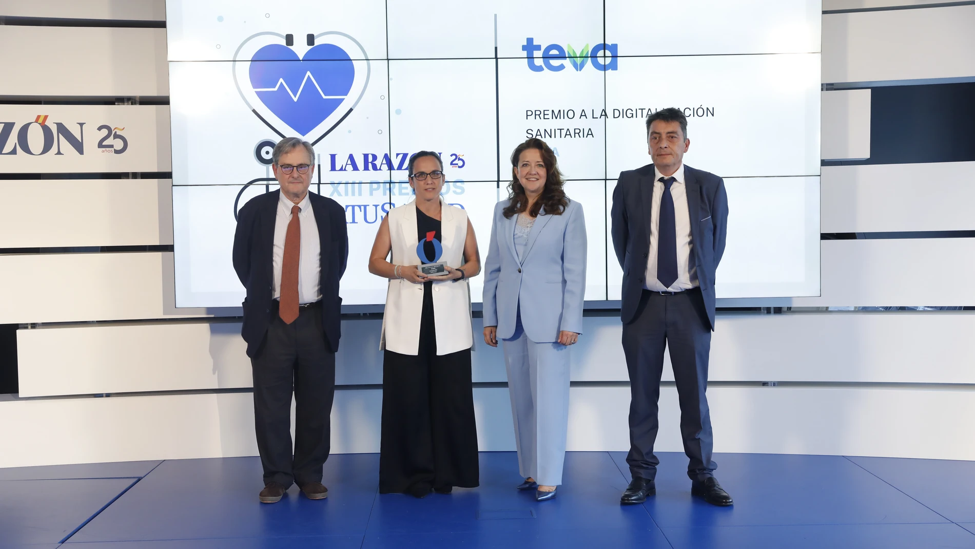 Elena Jiménez recogió el galardón de la mano de Fátima Matute, Francisco Marhuenda y Sergio Alonso