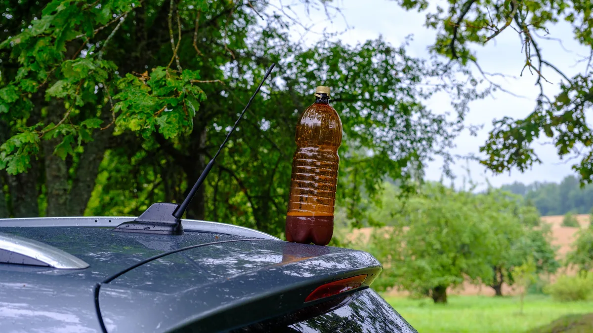 ¿Cuál es el significado oculto de una botella en el techo de un coche aparcado?