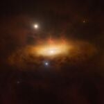 A finales de 2019, la galaxia SDSS1335+0728 comenzó a brillar más que nunca y fue clasificada como una galaxia con un núcleo galáctico activo. Es la primera vez que se observa el despertar de un agujero negro masivo en tiempo real. Esta impresión artística muestra el disco creciente de material siendo atraído por el agujero negro mientras se alimenta del gas disponible en su entorno, haciendo que la galaxia brille.