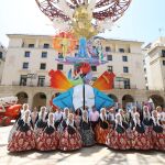 El alcalde de Alicante, Luis Barcala, la Bella del Foc y su corte de honor hoy en la Hoguera oficial, "Leyendas alicantinas"