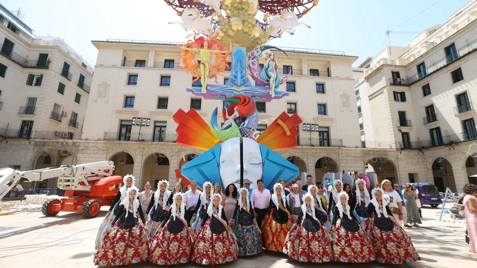 El alcalde de Alicante, Luis Barcala, la Bella del Foc y su corte de honor hoy en la Hoguera oficial, "Leyendas alicantinas"