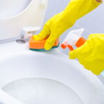 Ni bacterias ni olores: así debes limpiar el váter para eliminar las manchas