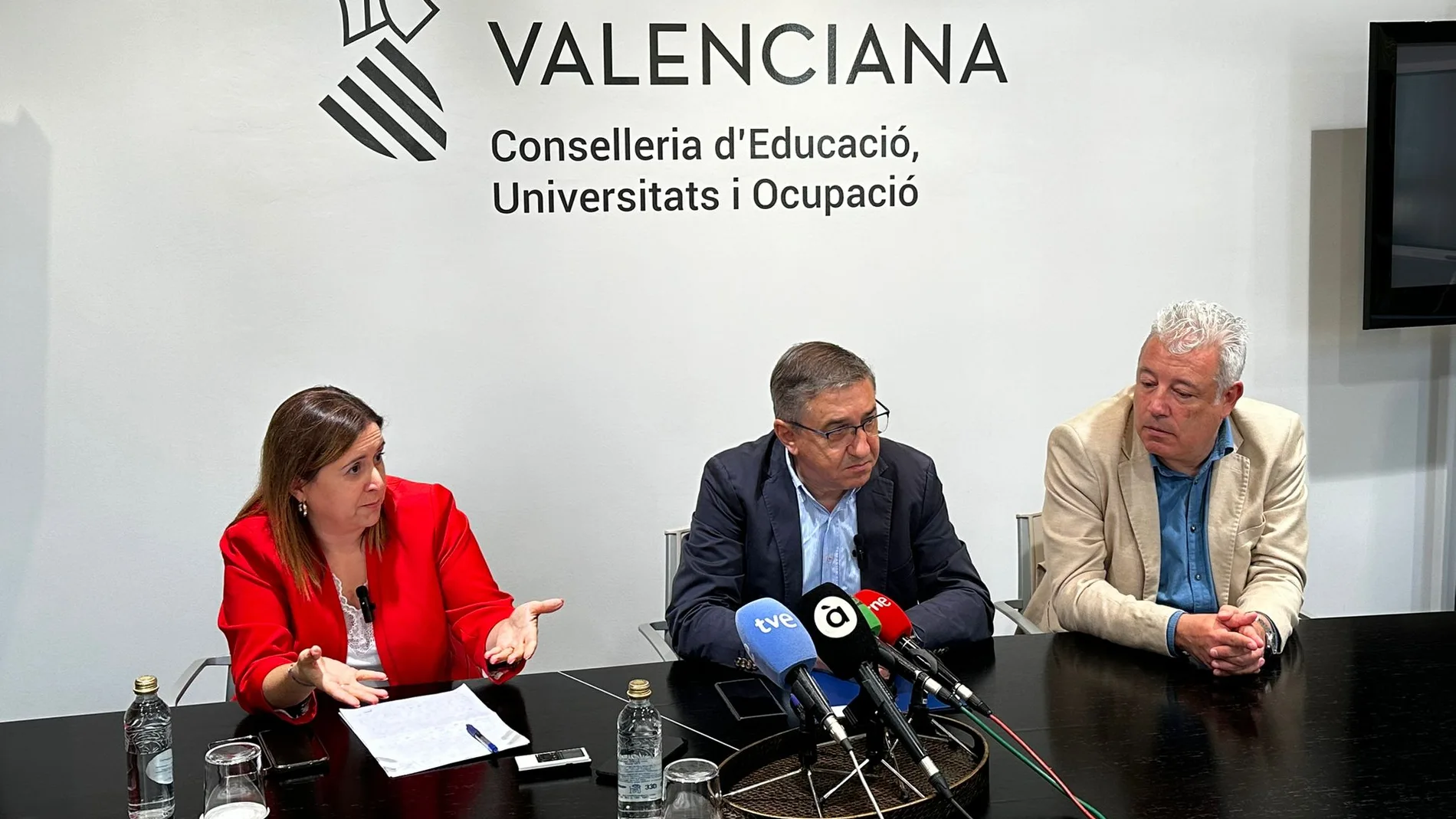 El conseller Rovira junto al secretario autonómico de Educación, Daniel McEvoy, y la directora general de Innovación e Inclusión Educativa, Xaro Escrig