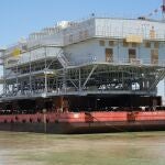La megaestructura que cruzó el Puerto de Sevilla