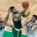 Jayson Tatum se dispone a anotar ante Doncic y Lively