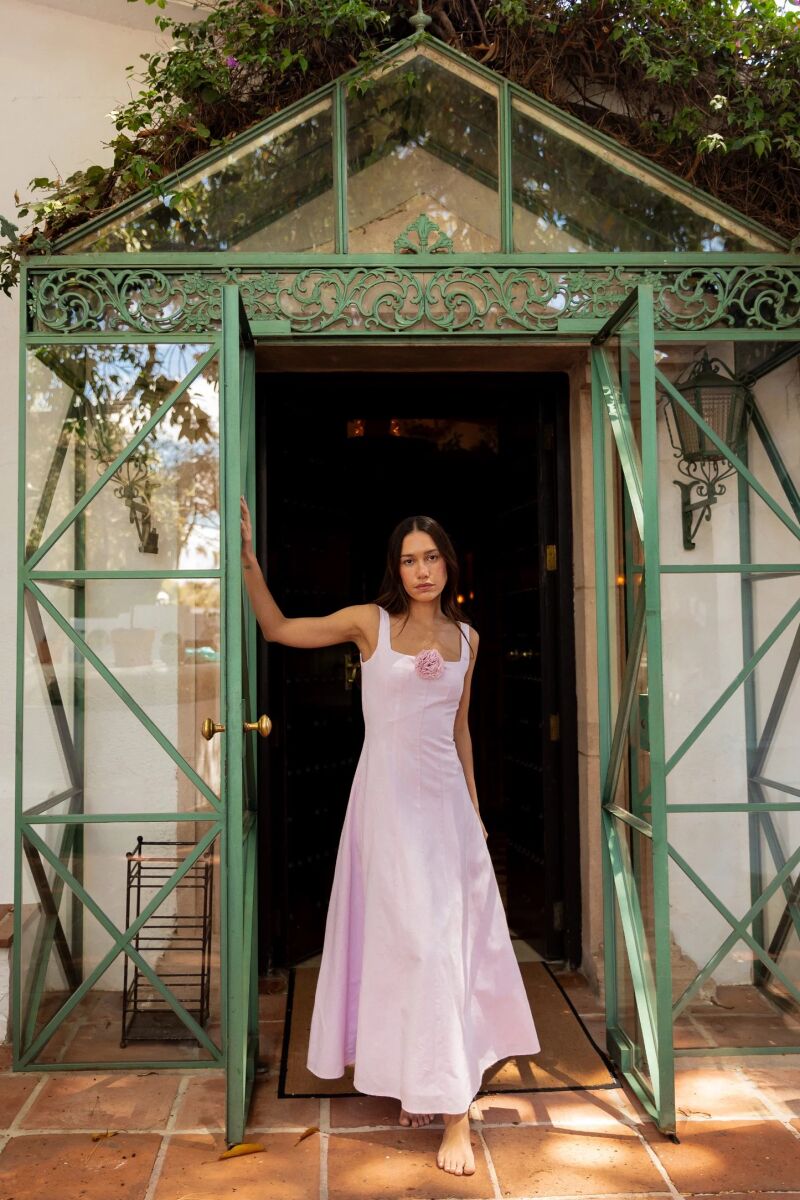 Vestido de tirantes con detalle flor.