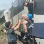 La Guardia Civil auxilia y evacúa a 22 pasajeros de un tren descarrilado en Llanes, Asturias