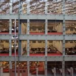 Estudiantes de la Universidad Pompeu Fabra minutosa antes de comenzar los exámenes de las Pruebas de Acceso a la Universidad (PAU), en el Campus Ciutadella en Barcelona, Catalunya (España), a 7 de julio de 2020. Los exámenes, que comienzan este martes y hasta el viernes, se podrán hacer sin mascarilla, siempre que se mantenga la distancia de seguridad de 1,5 metros, pero se deberá llevar cuando se recoja la prueba y mientras se esté en el interior del edificio. 07 JULIO 2020;PAU;SELECTIVIDAD;EVAU;BARCELONA;MASCARILLA;AULAS;COVID19 David Zorrakino / Europa Press 07/07/2020