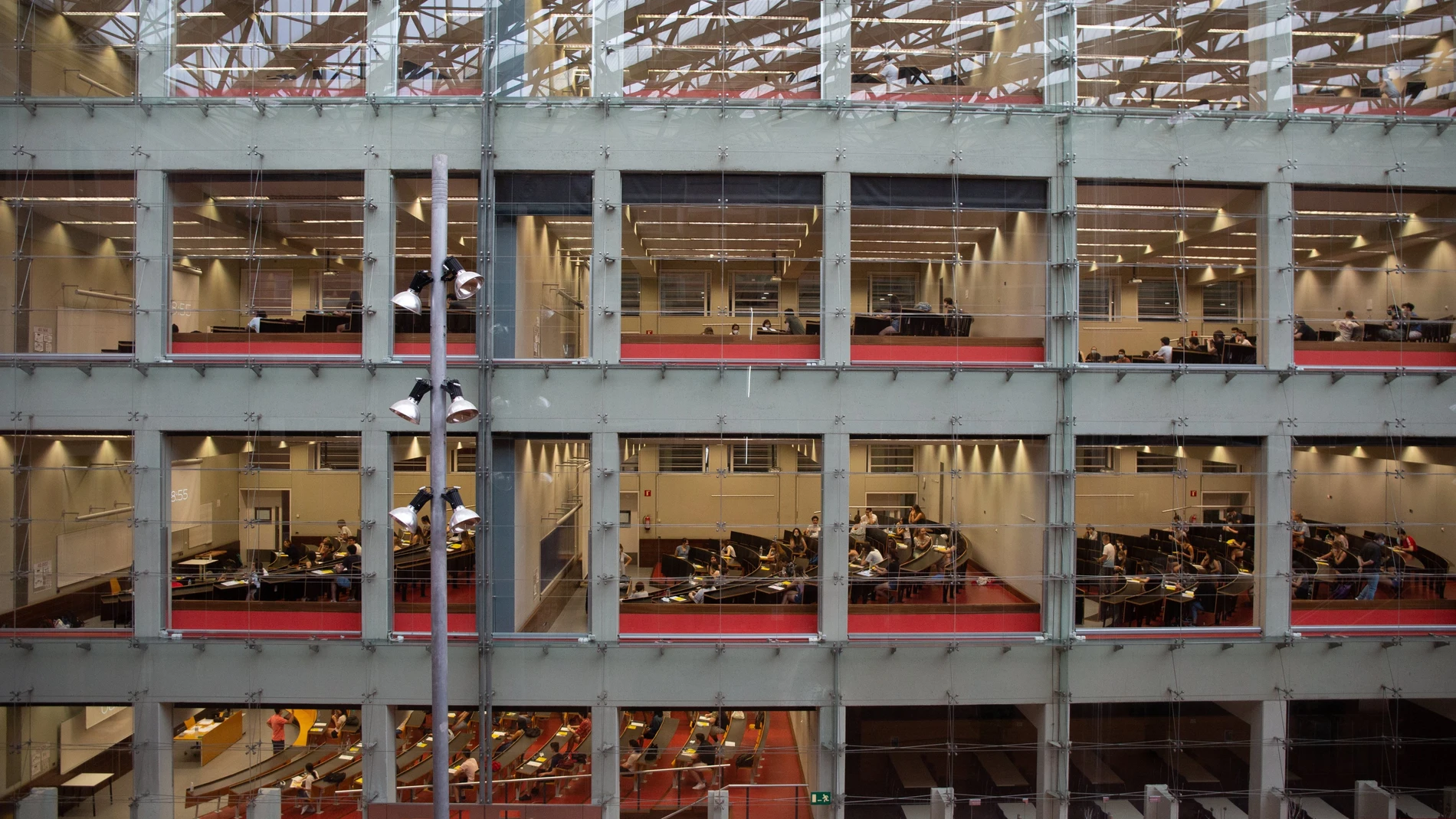 Estudiantes de la Universidad Pompeu Fabra minutosa antes de comenzar los exámenes de las Pruebas de Acceso a la Universidad (PAU), en el Campus Ciutadella en Barcelona, Catalunya (España), a 7 de julio de 2020. Los exámenes, que comienzan este martes y hasta el viernes, se podrán hacer sin mascarilla, siempre que se mantenga la distancia de seguridad de 1,5 metros, pero se deberá llevar cuando se recoja la prueba y mientras se esté en el interior del edificio. 07 JULIO 2020;PAU;SELECTIVIDAD;EVAU;BARCELONA;MASCARILLA;AULAS;COVID19 David Zorrakino / Europa Press 07/07/2020