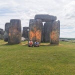 Dos ecologistas detenidos tras rociar con pintura naranja el monumento de Stonehenge