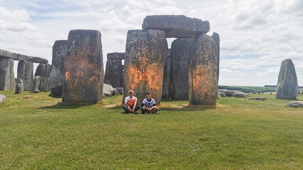 Dos activistas climáticos rocían con pintura naranja Stonehenge