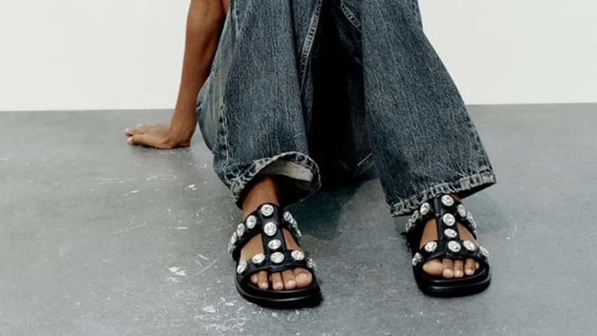 Las sandalias planas (y nada aburridas) de Zara que las editoras de moda se han comprado este verano