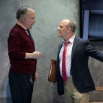 Luis Bermejo (izquierda) y Javier Gutiérrez, en "El traje"