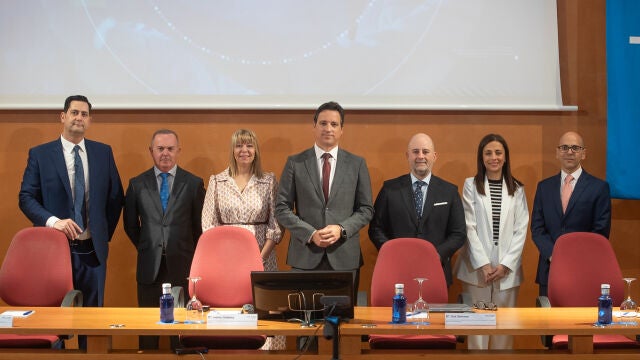 Los protagonistas del encuentro posan en la sede tomareña