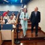 La consejera Rocío Lucas junto al presidente del CESCyL, Enrique Cabero, a su llegada al foro sobre ciencia y tecnología