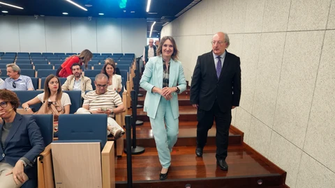 La consejera Rocío Lucas junto al presidente del CESCyL, Enrique Cabero, a su llegada al foro sobre ciencia y tecnología