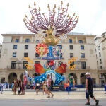 Imagen de la Hoguera oficial "Leyendas alicantinas" que está instalada en la plaza del Ayuntamiento