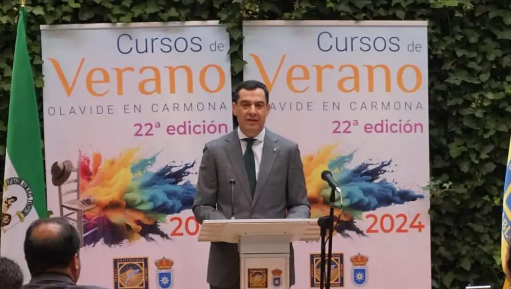 Juanma Moreno durante los cursos de verano de la UPO
