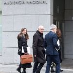 VÍDEO: El juez propone juzgar a Francisco González, BBVA y Villarejo por los presuntos encargos ilegales al comisario