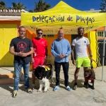 Dos de los seis perros de la Unidad Canina de Rescate de Emergencias, MresQ, que tienen este verano un puesto presencial en una playa de Torre del Mar