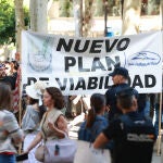 Concentración ante el Ayuntamiento hispalense de colectivos de los taxista (Sevilla)
