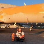 Activistas climáticos han rociado con pintura dos aviones 