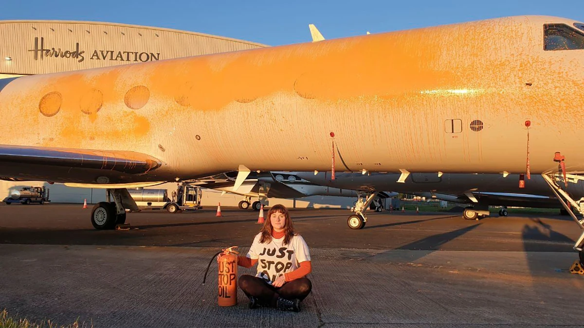 Activistas climáticos pintan dos aviones en el aeropuerto donde ha aterrizado el jet privado de Taylor Swift