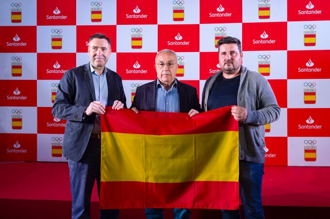 5.000 kg de ropa usada se convierten en las banderas de la delegación española para París