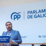 El portavoz parlamentario del PPdeG, Alberto Pazos, hoy, en rueda de prensa. 
