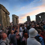 InternacionalCategorias.-R.Unido.- Unas 15.000 personas se reúnen en Stonehenge por el solsticio de verano