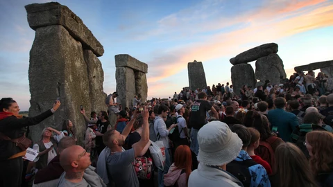 InternacionalCategorias.-R.Unido.- Unas 15.000 personas se reúnen en Stonehenge por el solsticio de verano
