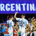 Lautaro Martínez celebra su gol a Canadá junto a Messi