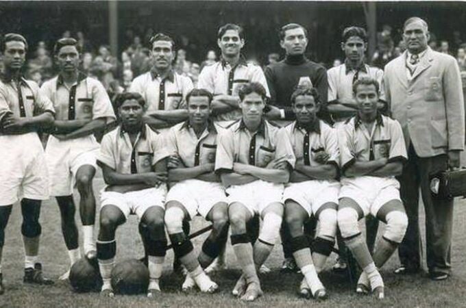 Foto de equipo de la selección india que se negó a jugar con botas de fútbol en el Mundial de Brasil de 1950