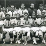 Foto de equipo de la selección india que se negó a jugar con botas de fútbol en el Mundial de Brasil de 1950