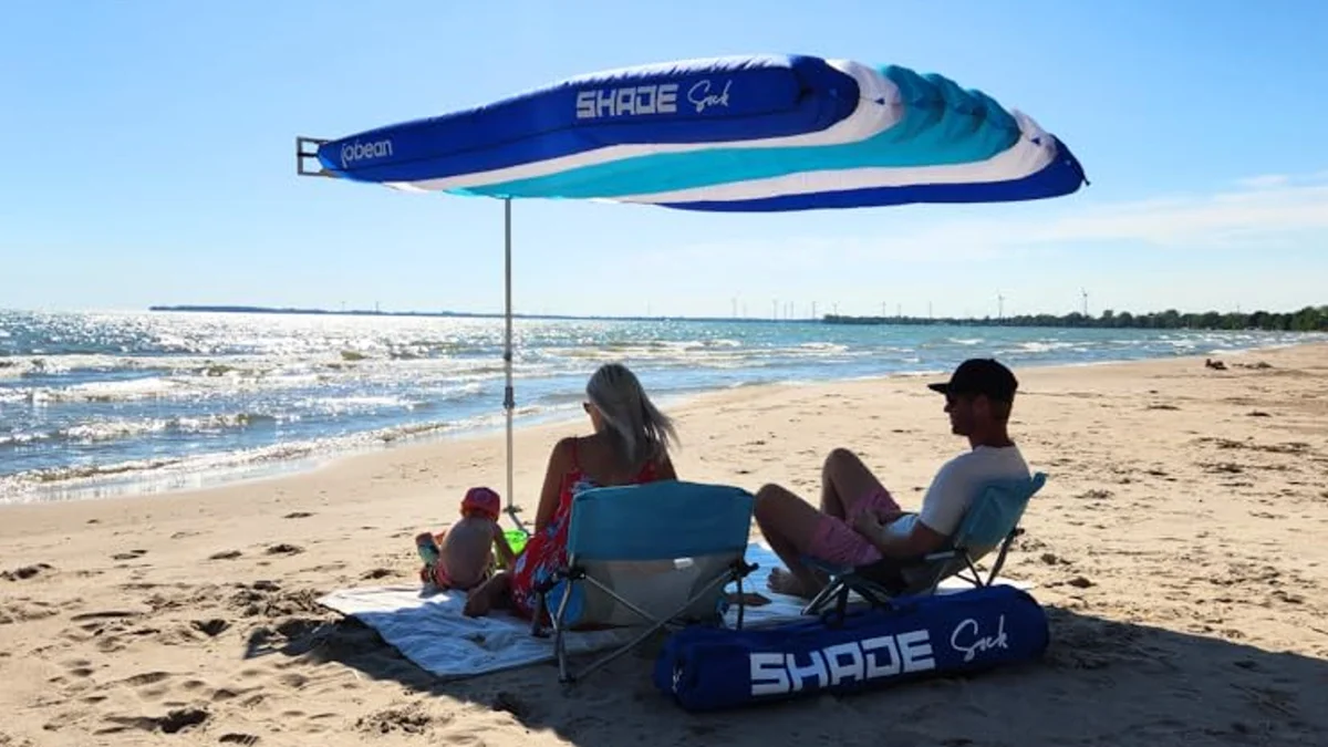A la sombrilla de playa le ha salido competencia: Descubre el toldo inflable del futuro