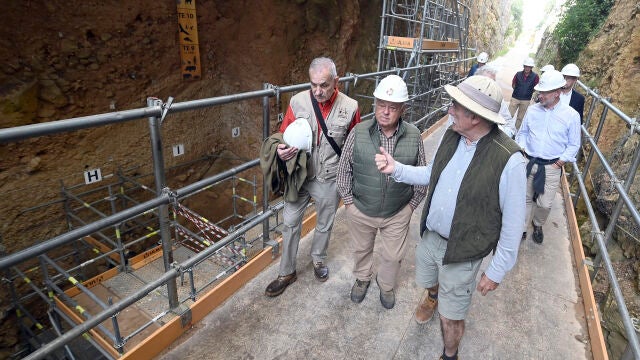 Santona visita el yacimiento de Atapuerca junto a Carbonell, Bermúdez de castro y Arsuaga