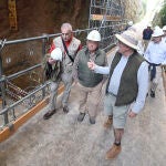 Santona visita el yacimiento de Atapuerca junto a Carbonell, Bermúdez de castro y Arsuaga