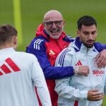 De la Fuente sonríe en el entrenamiento posterior a la victoria ante Italia