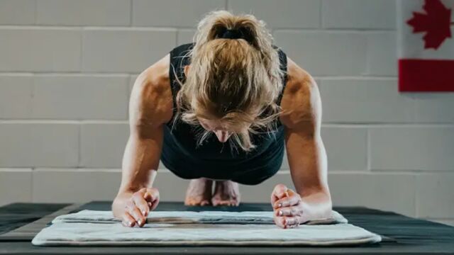 DonnaJean Wilde, una mujer canadiense de 58 años, ha establecido el récord mundial femenino de plancha