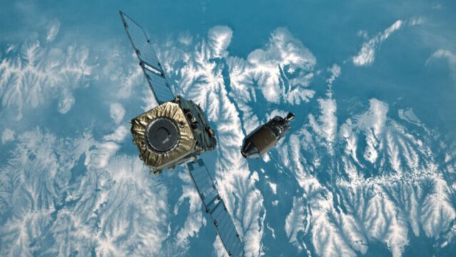 El satélite japonés acercándose a un cohete de tres toneladas.