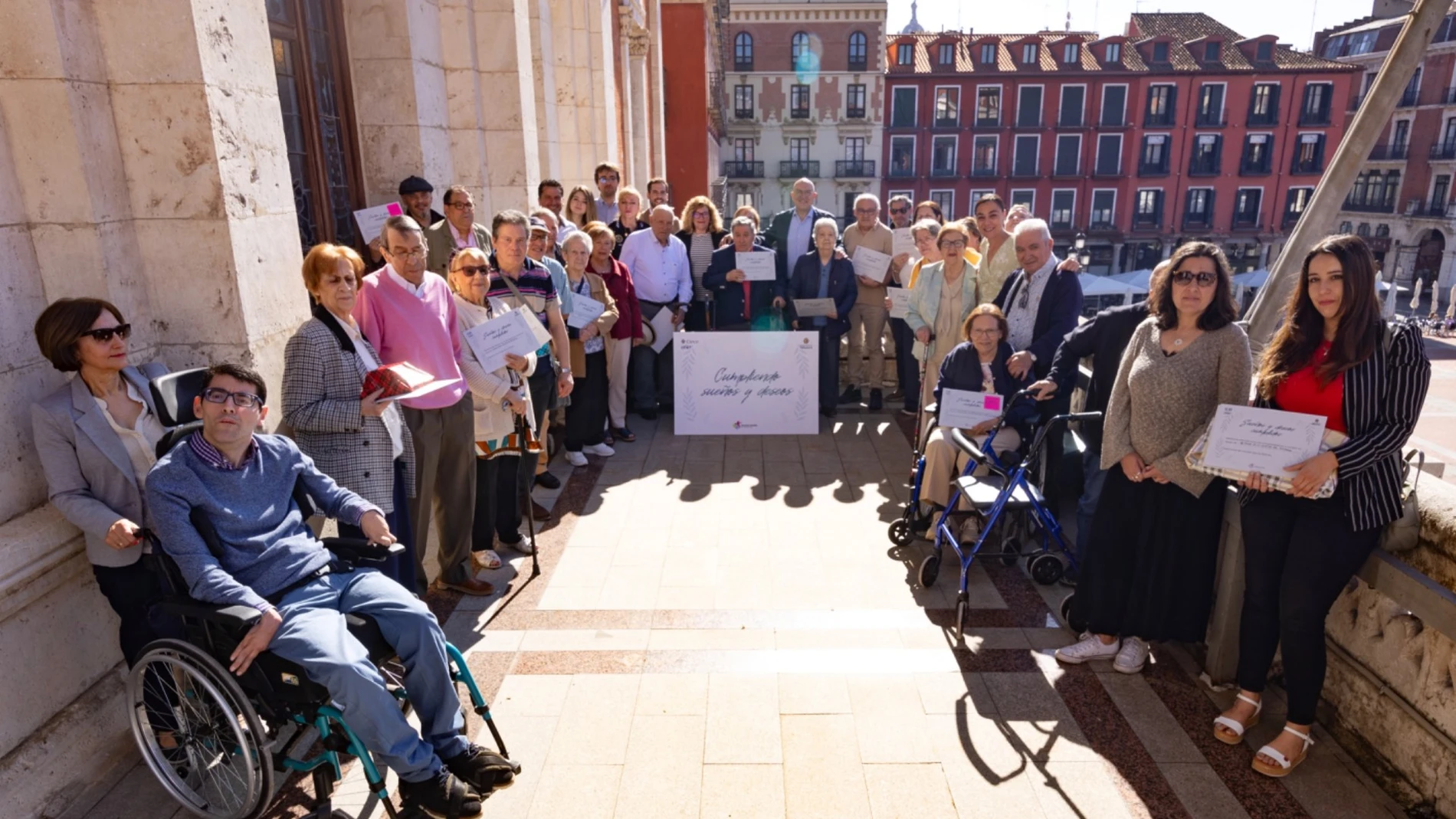 El alcalde de Valladolid, Jesús Julio Carnero, junto a algunos de los que han cumplido sus sueños