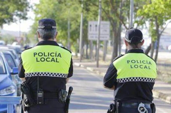 Dos agentes de una policía local 