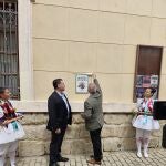 José Luis Gil y Francisco Mestre destapan el cartel que acredita a Ampudia como uno de los pueblos más bonitos de España