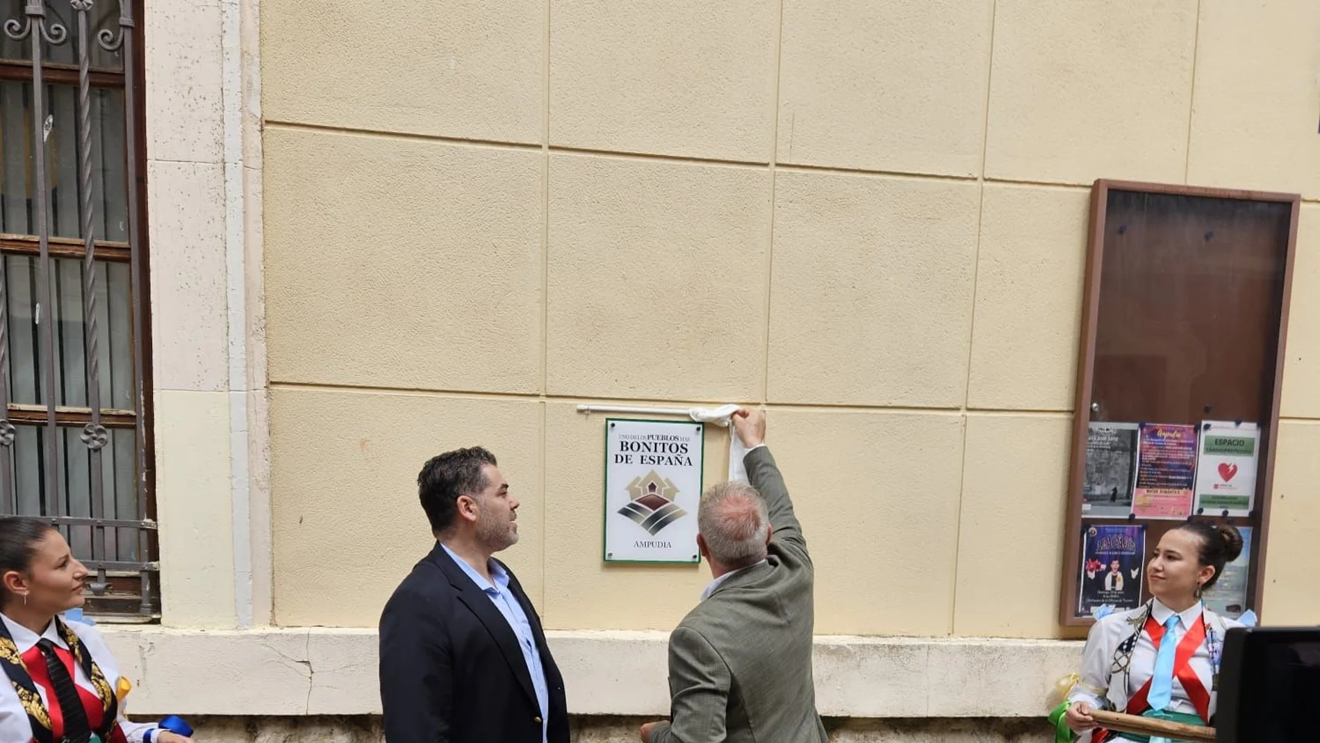 José Luis Gil y Francisco Mestre destapan el cartel que acredita a Ampudia como uno de los pueblos más bonitos de España
