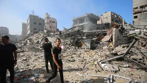 Autoridades de Gaza denuncian 52 muertos en bombardeos israelíes en un campo de refugiados y alrededores