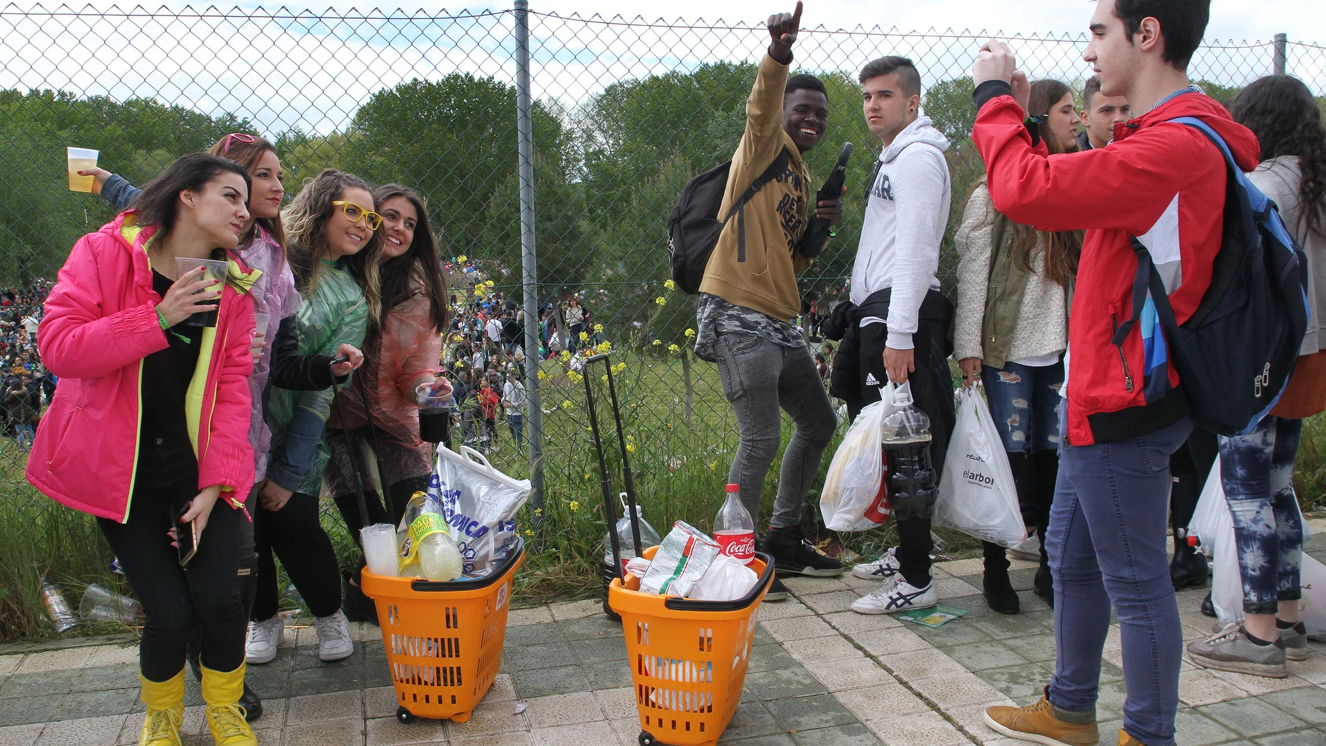 Un grupo de jóvenes durante una fiesta universitaria en Palencia