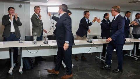 El líder del PP, Alberto Núñez Feijóo, juntos a sus barones en un Comité Ejecutivo Nacional posterior a las elecciones catalanas © Alberto R. Roldán / Diario La Razón.