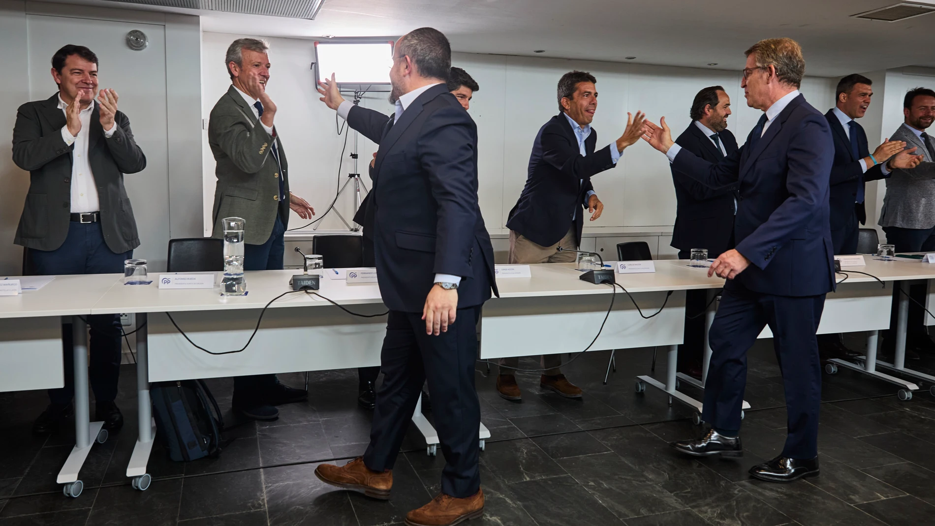 El líder del PP, Alberto Núñez Feijóo, juntos a sus barones en un Comité Ejecutivo Nacional posterior a las elecciones catalanas © Alberto R. Roldán / Diario La Razón.